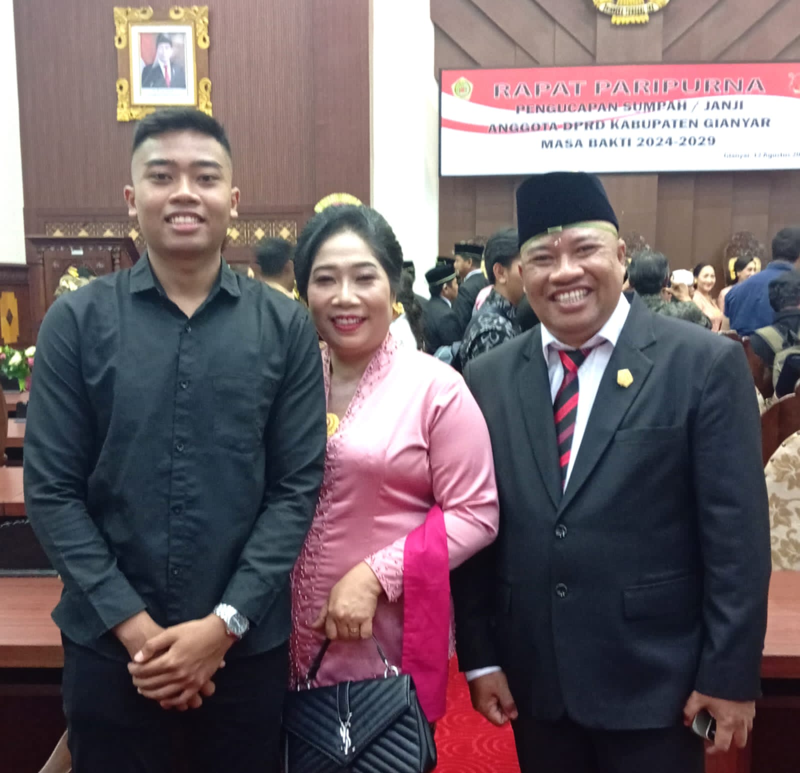 I Made Widana, foto bersama keluarga usai pelantikan