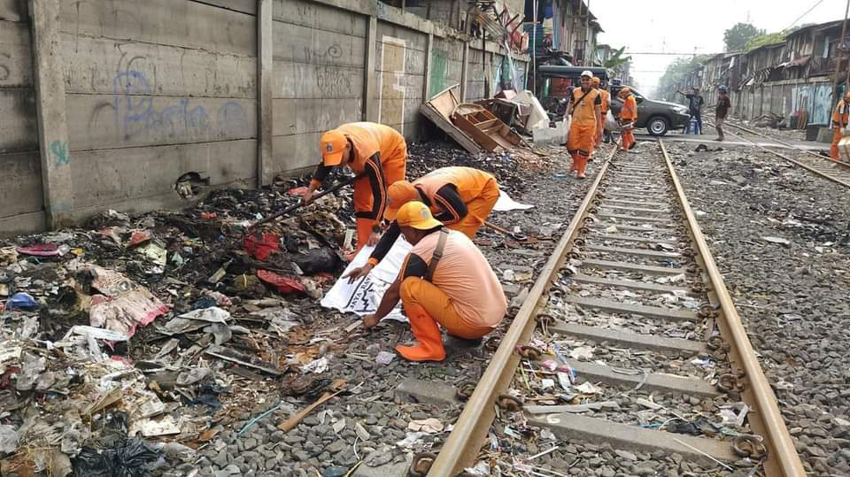 PT KAI Sesalkan Warga yang Buang Sampah ke Kereta Peti Kemas di Jalur Kemayoran-Tanjung Priok