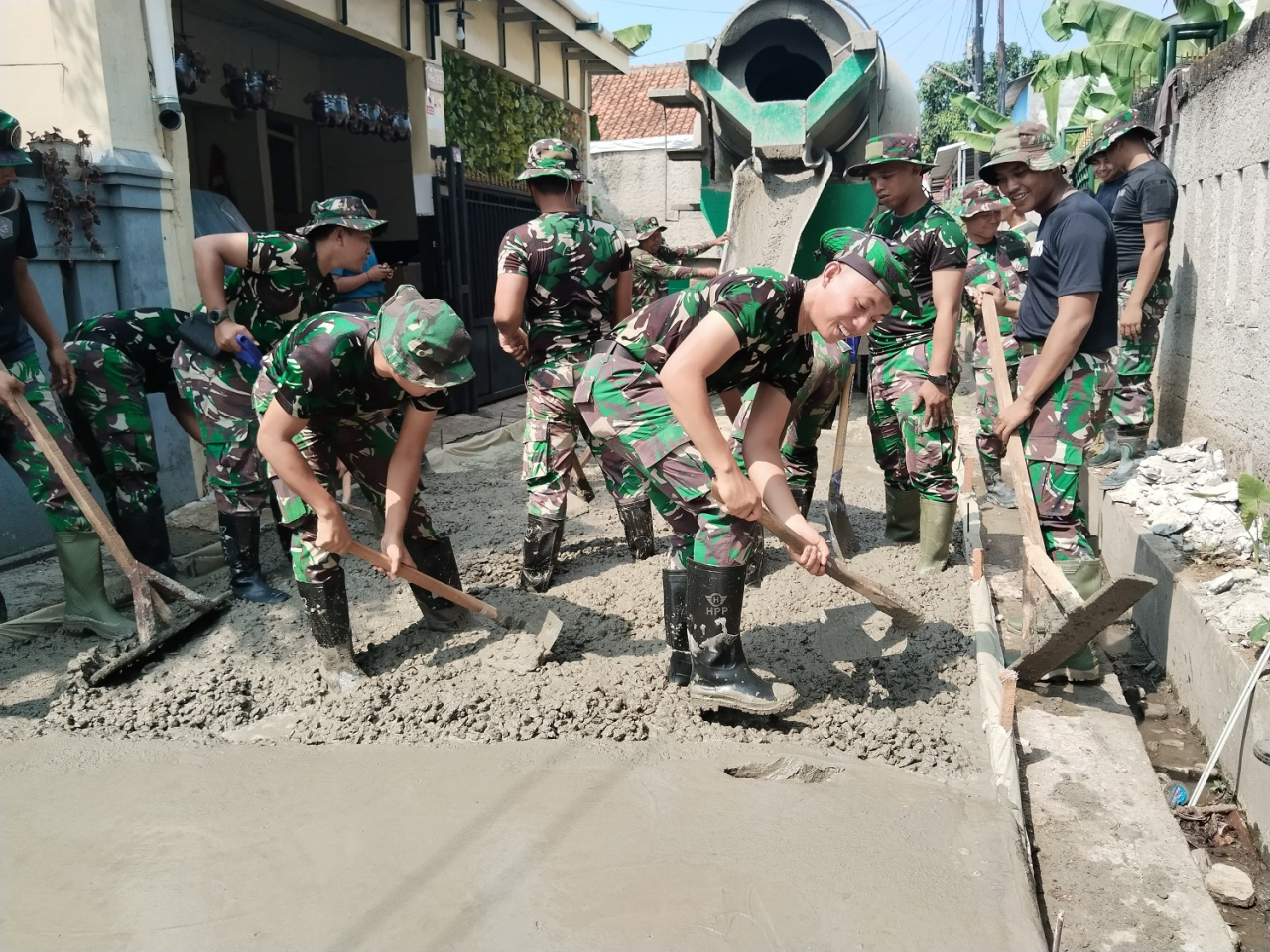 Kegiatan TNI Manunggal Membangun Desa (TMMD) ke-121 yang digelar oleh Kodim 0508/Depok terus memasuki tahap penting dalam upaya pemulihan infrastruktur di Jalan H.Ismat, Kelurahan Pondok Petir, Kecamatan Bojongsari, Kota Depok.