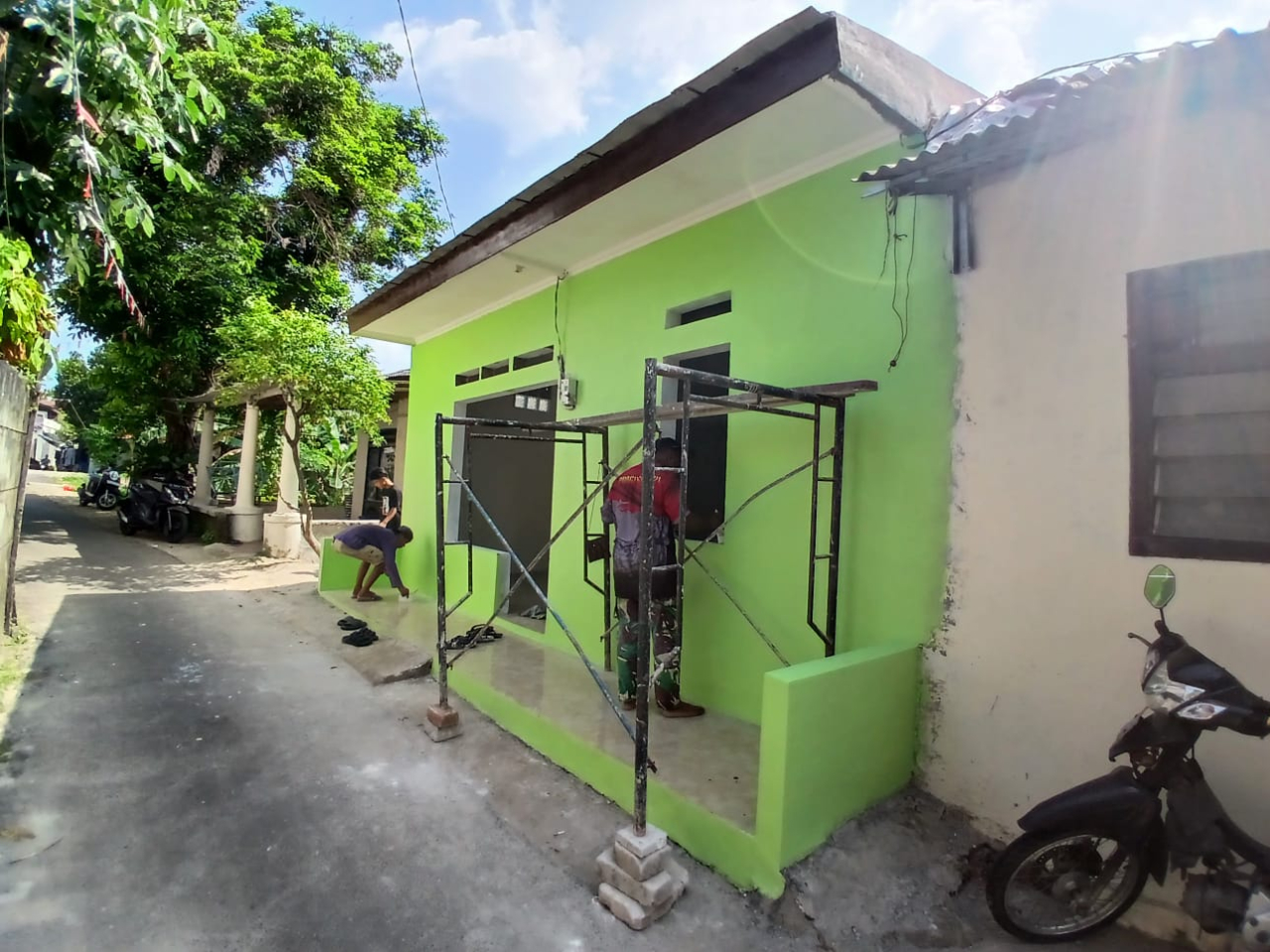 Satgas TMMD Kota Depok melaksanakan pengecatan dinding Rumah Tidak Layak Huni (RTLH) milik Ibu Mulanih yang berada di Jalan Pelita Jaya Gang Madi RT 03, RW 06, Kelurahan Bojongsari Baru, Kecamatan Bojongsari, Kota Depok, Jumat(9/8/2024).