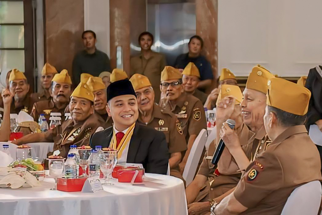 Wali Kota Surabaya Eri Cahyadi Terima Penghargaan Tertinggi Bintang LVRI