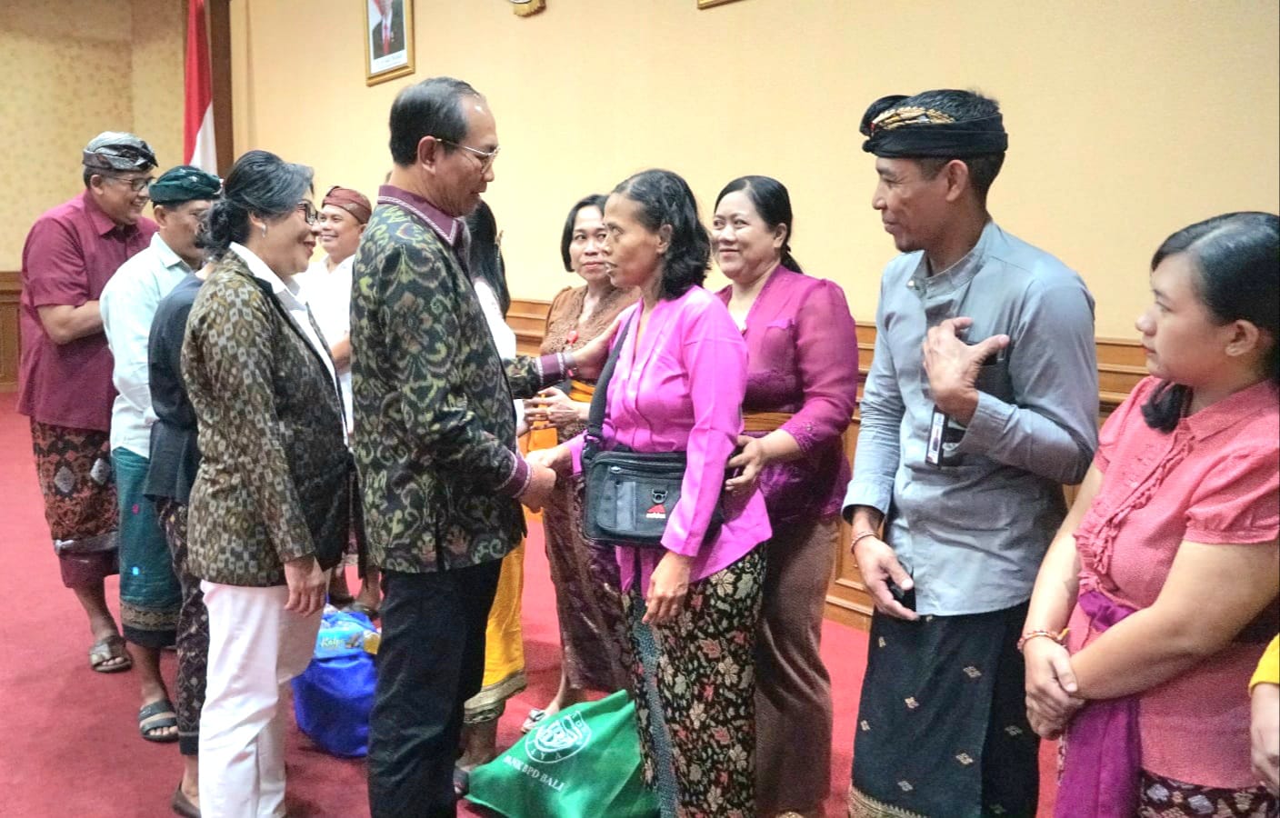 PEDULI :Drs. I Ketut Suiasa, SH Saat Menyerahkan Bantuan Kepada Lansia 8/8/2024