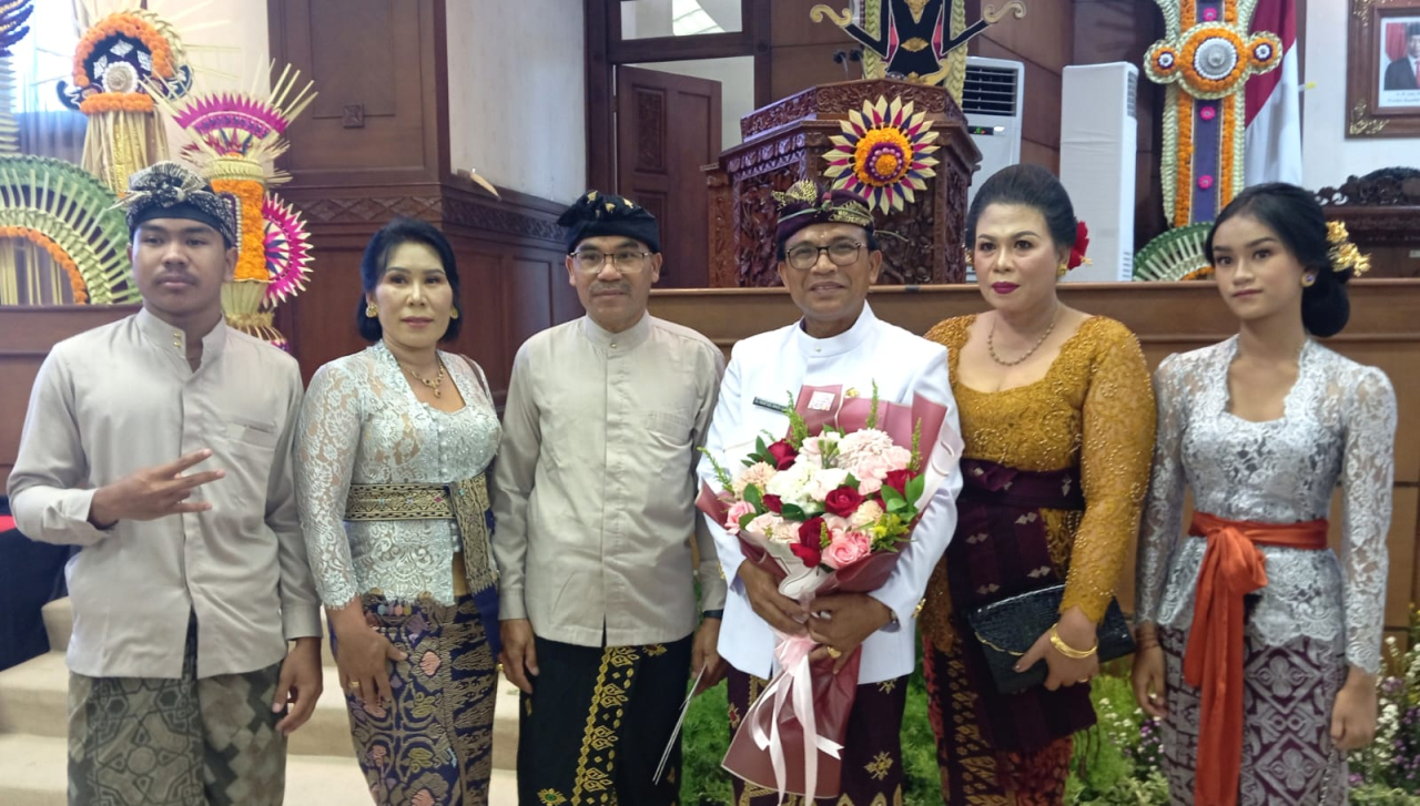 I Wayan Tagel Winarta (pegang bunga) Usai di Lantik Sebagai Anggota DPRD Provinsi Bali Dapil Gianyar