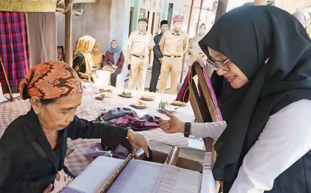 Bupati Ipuk Fiestiandani Kunjungi Perajin Tenun Tradisional Banyuwangi