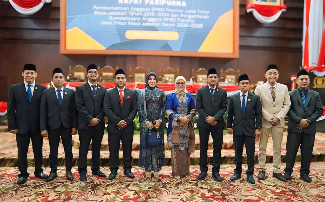 Anggota DPRD Jatim Resmi Dilantik, Calon Gubernur Khofifah Indar Parawansa Beri Selamat