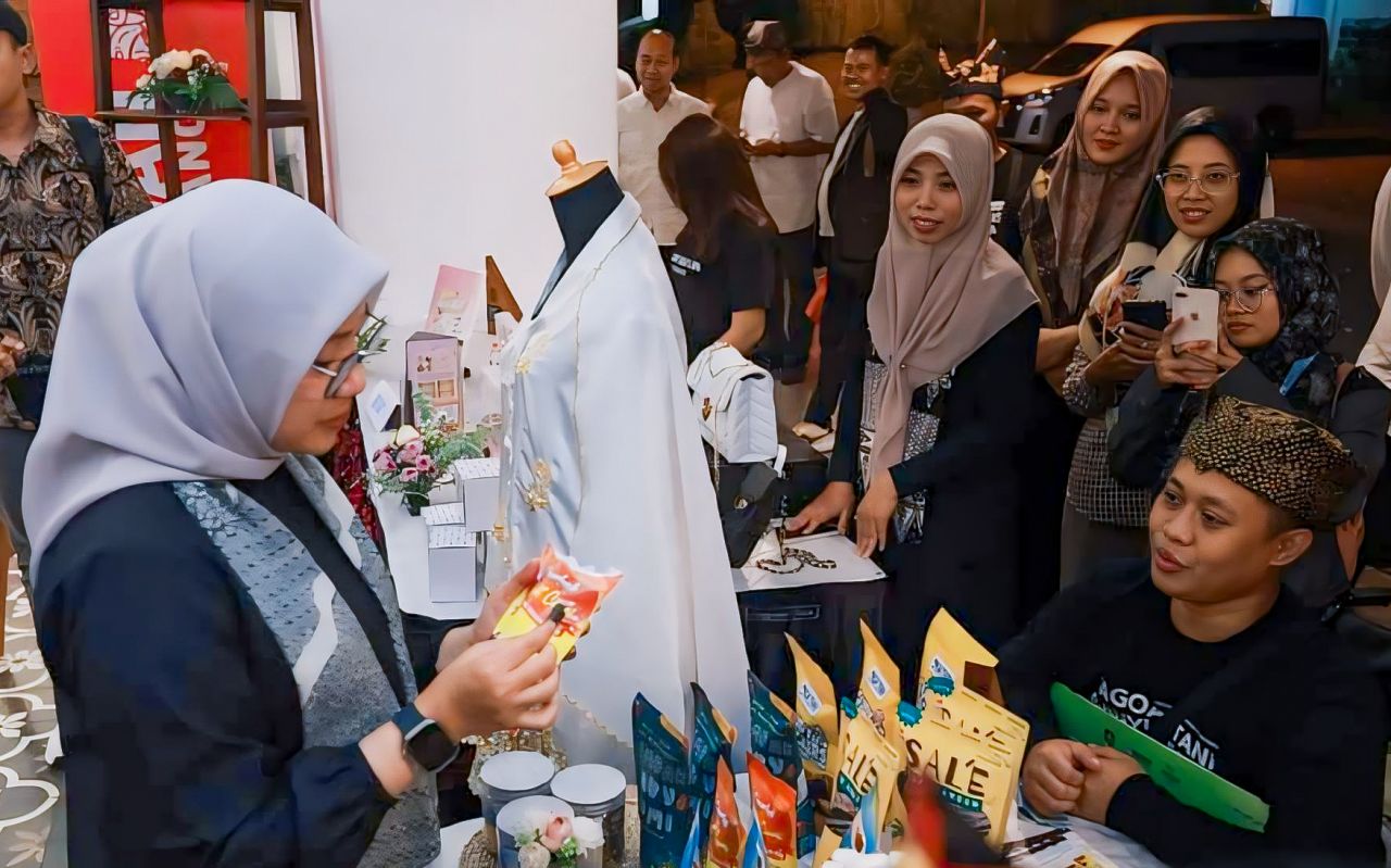 Feri Anwar Sukses Bangkit dari Keterpurukan dengan Usaha Makanan Ringan Seafood Pawonkoe