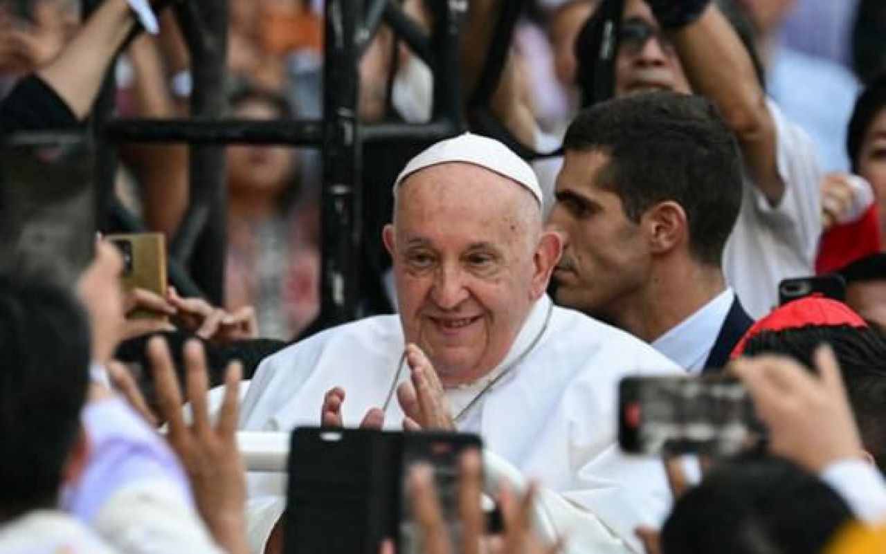 Ribuan Umat Katolik Padati GBK untuk Misa Suci Bersama Paus Fransiskus