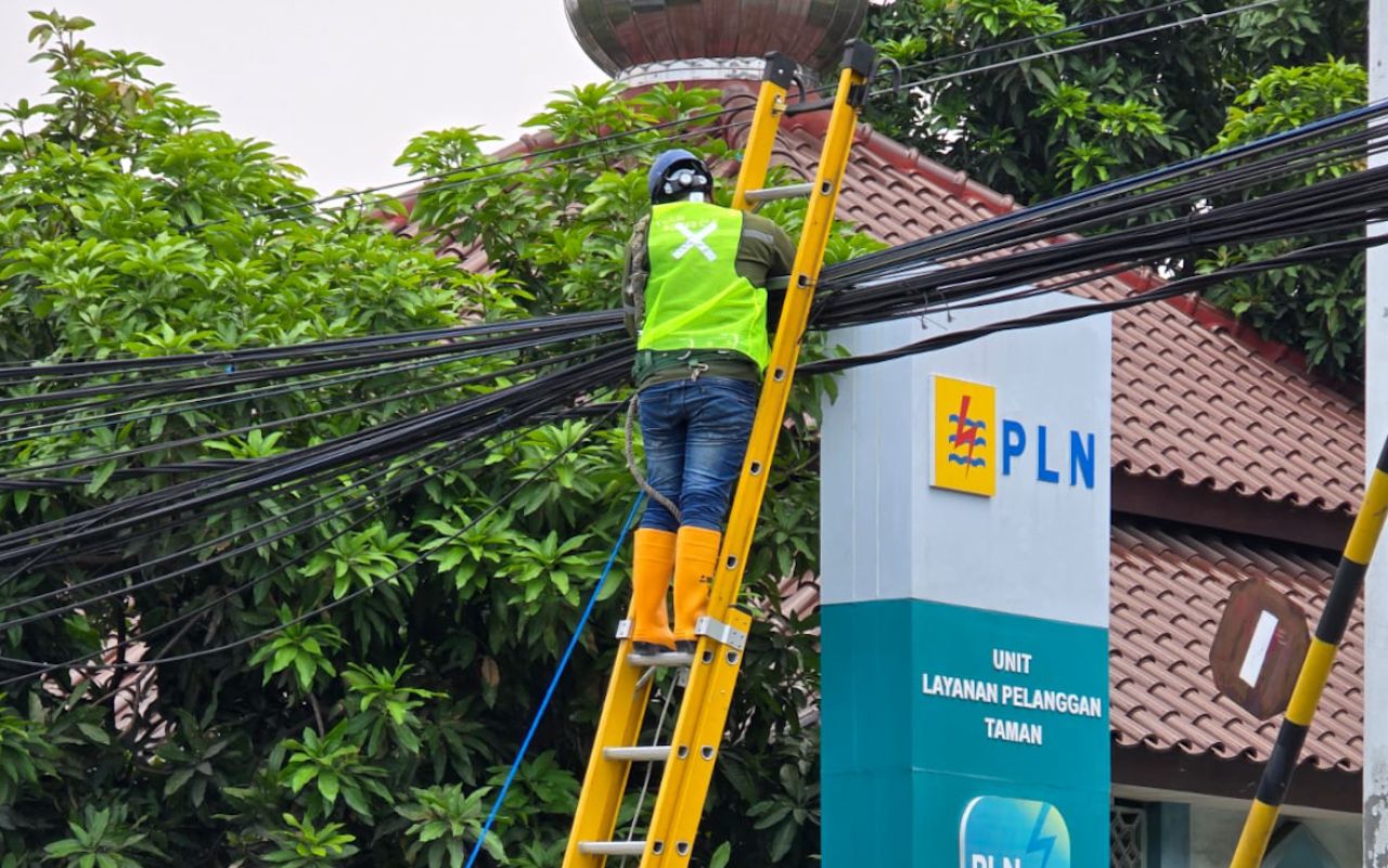 PLN Icon Plus Rapiakan Kabel Fiber Optic di Sidoarjo untuk Tingkatkan Keandalan Jaringan