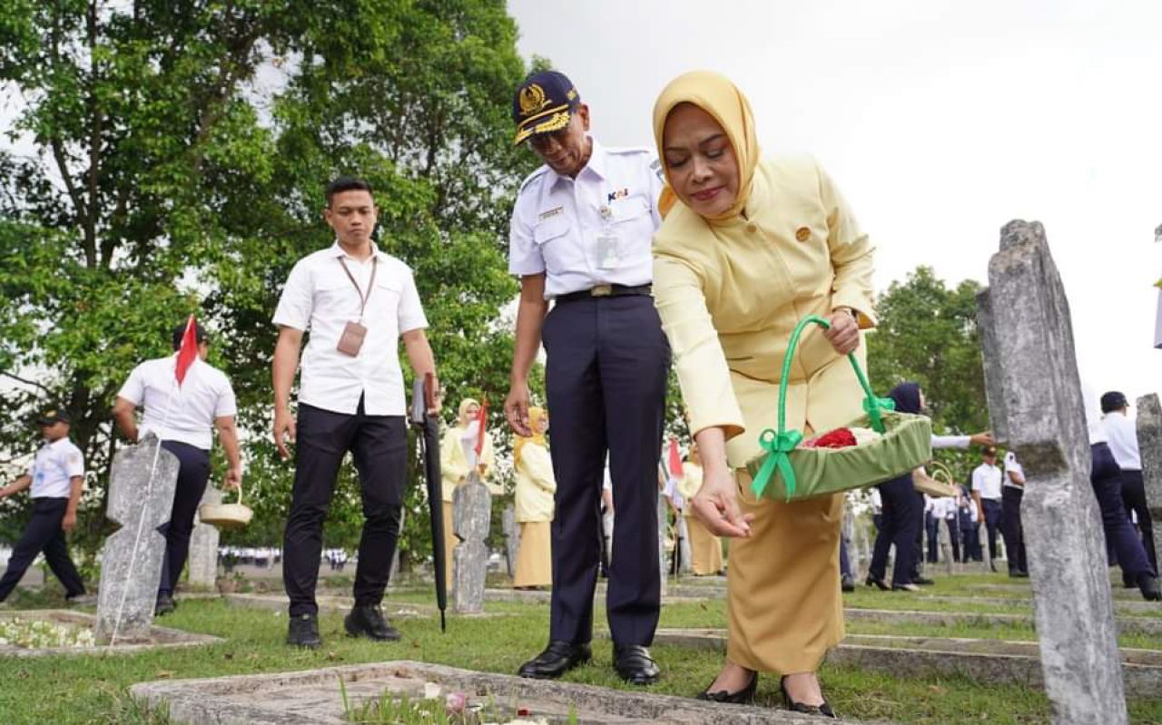 PT KAI Gelar Upacara Tabur Bunga Peringati HUT ke 79 di TMP Cikutra Bandung