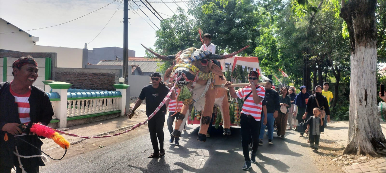 Warga Desa Sumur Welud, Kecamatan Lakarsantri, Surabaya menggelar tradisi sedekah bumi, Minggu (7/9/2024).