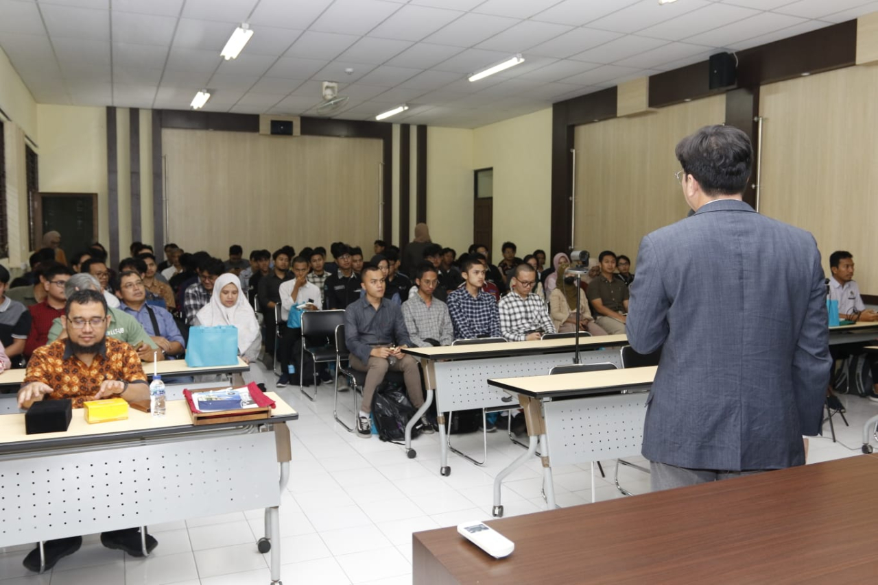 PLN UP2B Jawa Timur berkolaborasi dengan Fakultas Elektro Universitas Brawijaya, Malang gelar kegiatan knowledge sharing dengan mengusung tema “East Java Power System Readiness Toward Energy Transition”.