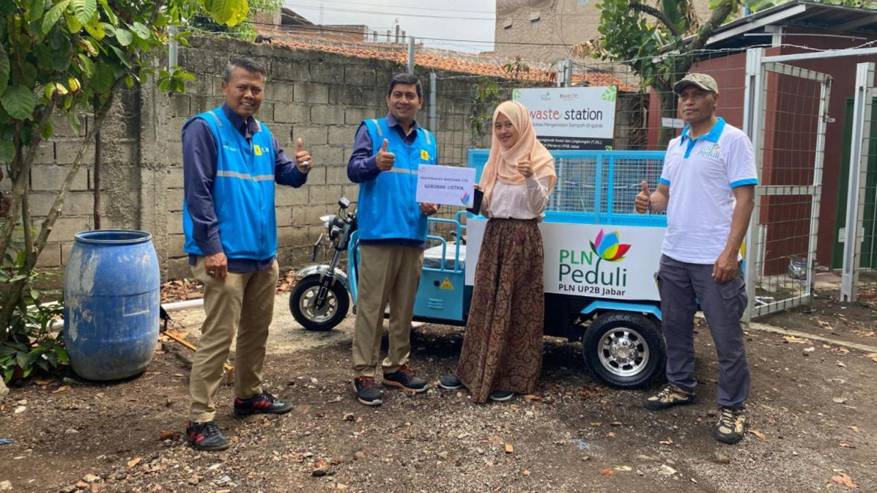 PLN Unit Pelaksana Pengatur Beban Jawa Barat (PLN UP2B Jabar) salurkan satu unit gerobak sampah listrik melalui komunitas pegiat lingkungan, Inwaste Indonesia, untuk warga RW 20 Perumahan Rancamanyar Regency 2 Bandung.