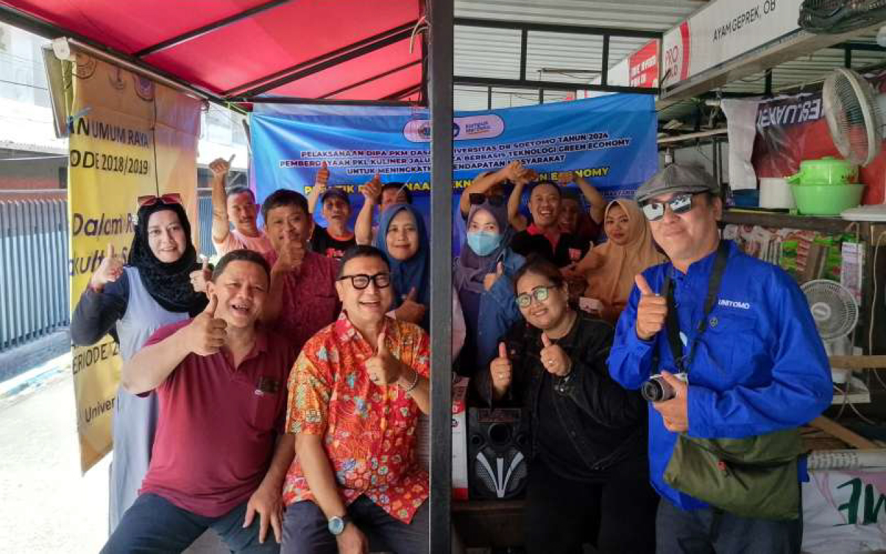 Unitomo Tingkatkan Pendapatan PKL Gaza dengan Konsep Green Economy dan Pemasaran Online