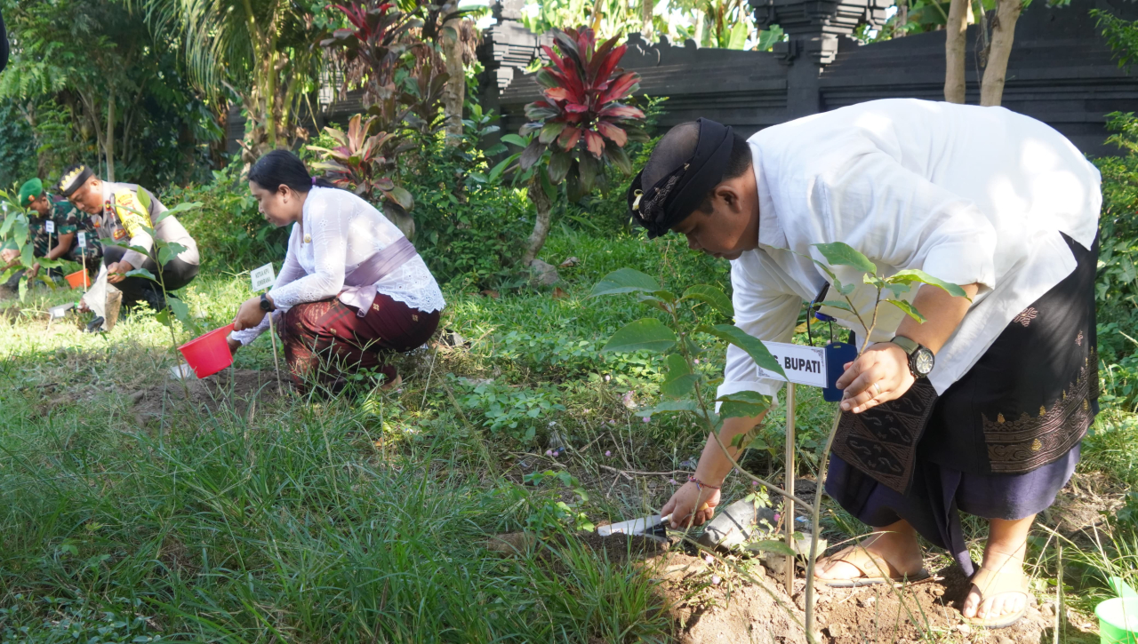 Green Election di Jembrana Tanam Ratusan Pohon di Kawasan Mertasari