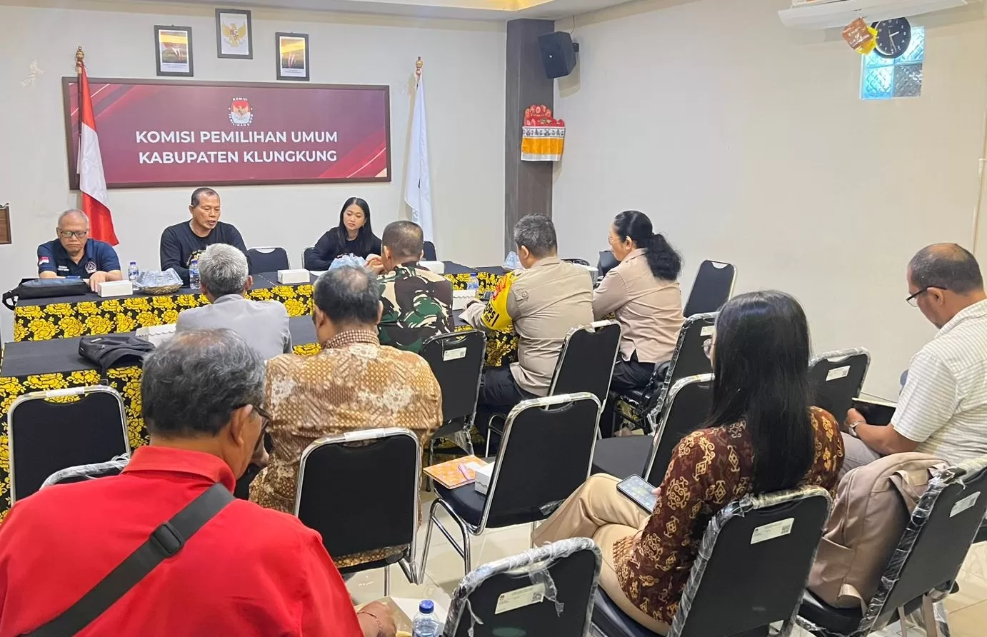 KPUD Klungkung Mulai Tertibkan Alat Peraga Kampanye 5 November 2024,Libatkan Polisi untuk Pengamanan