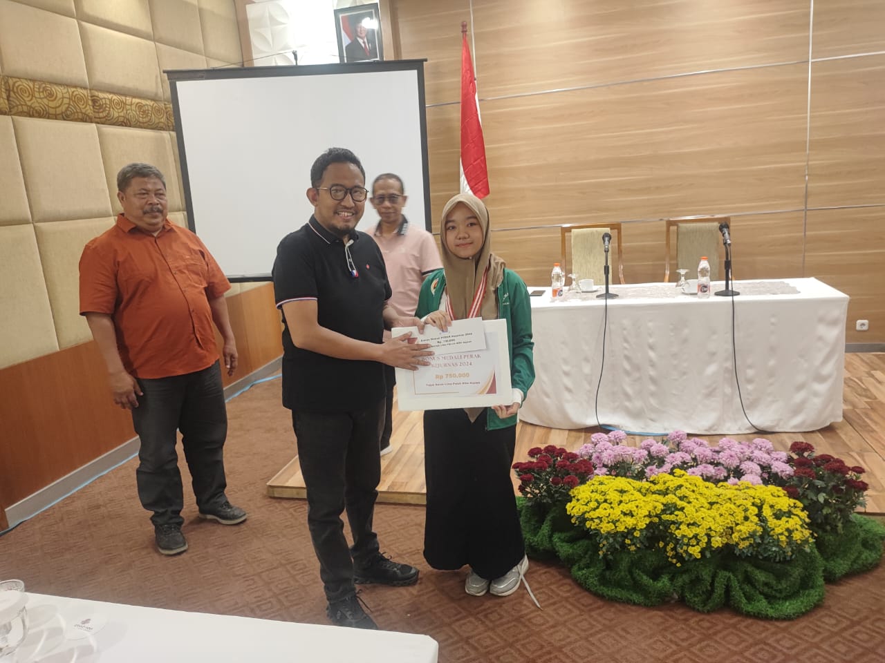 Ketua Umum Pengurus Provinsi Persatuan Catur Indonesia (Percasi) Jawa Timur, Achmad Fauzi Wongsoyudo, memberikan penghargaan dan bonus kepada atlet, wali atlet, serta official kontingen catur Jawa Timur yang berhasil meraih prestasi gemilang pada Kejuaraa