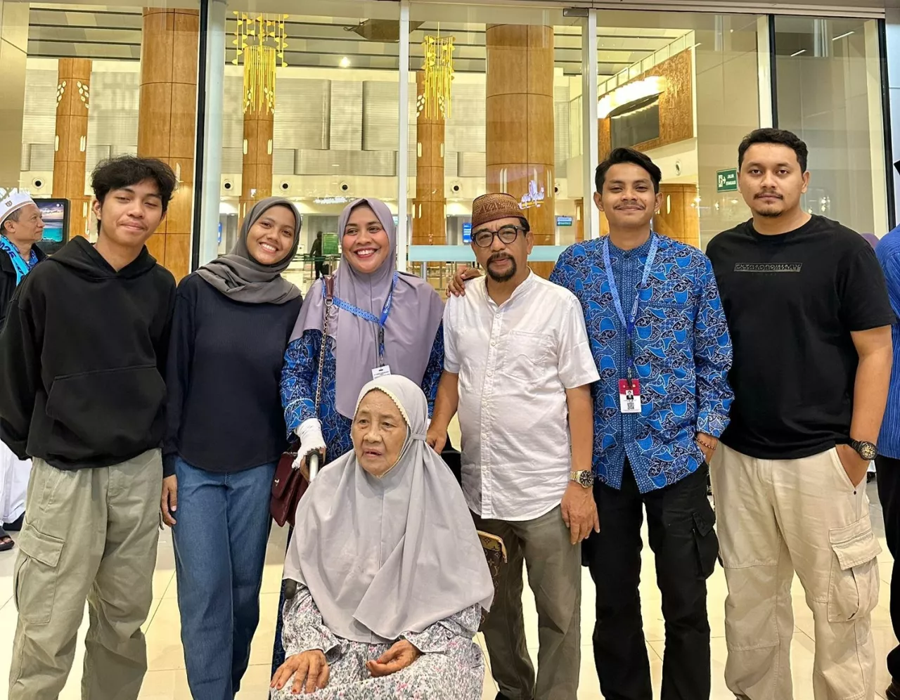 Ibunda Meninggal Dunia,Siti Marwiyah tulis pesan rindu dari mekkah; ada Ayat Cinta untuk sang ibunda