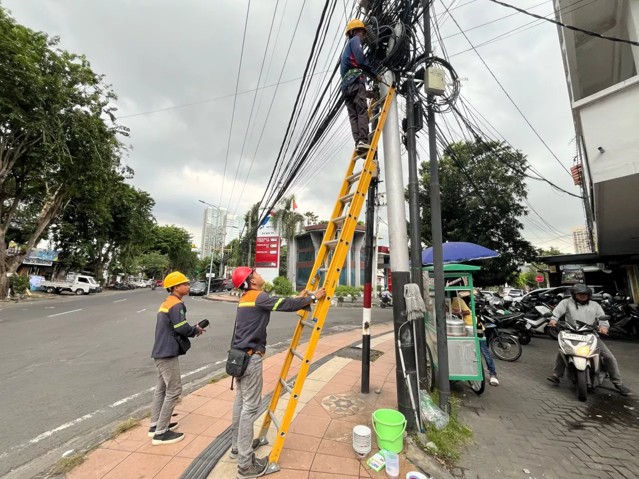 Sinergi PLN Icon Plus dan Pemkot Surabaya Tertibkan Kabel Optik Ilegal untuk Jaga Estetika Kota dan Keandalan Jaringan
