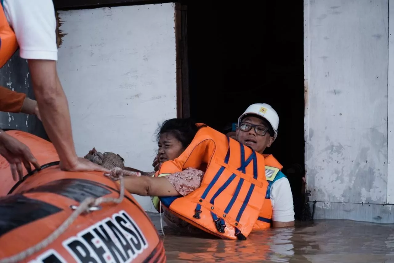 Di Bulan Ramadhan 1446 H, PLN Kontrol Keamanan Kelistrikan, Bantu Evakuasi Warga di Tengah Banjir Bekasi
