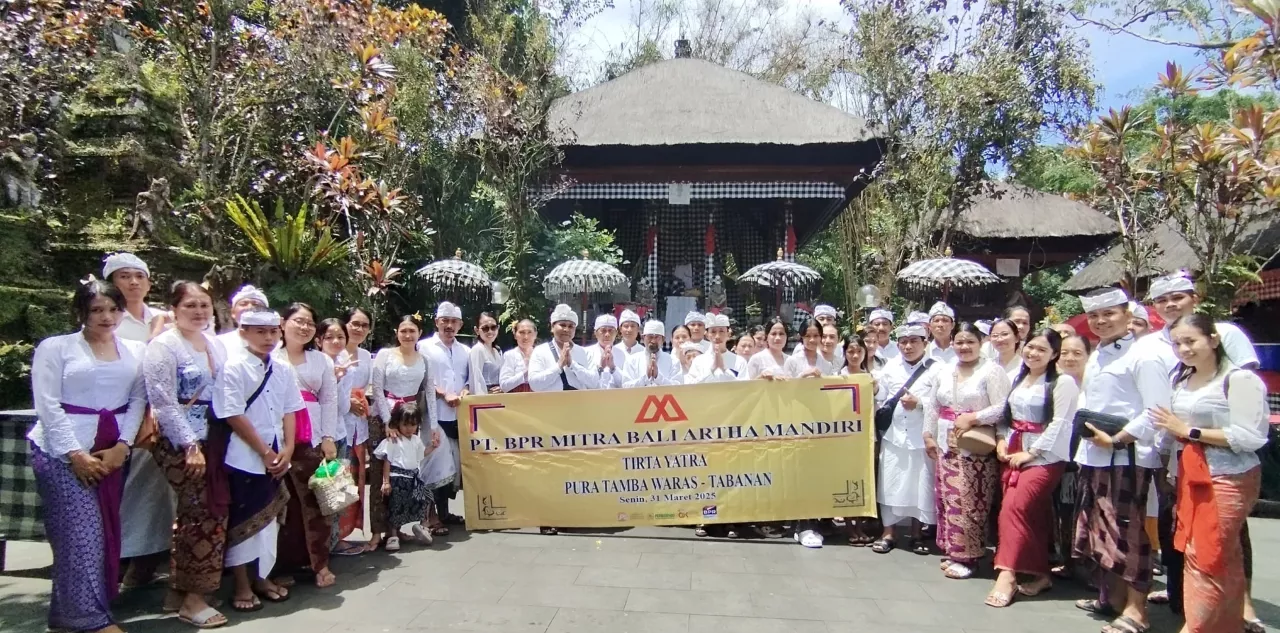 Keluarga Besar PT BPR Mitra Bali Artha Mandiri Gelar Tirtayatra ke Pura Tamba Waras Tabanan