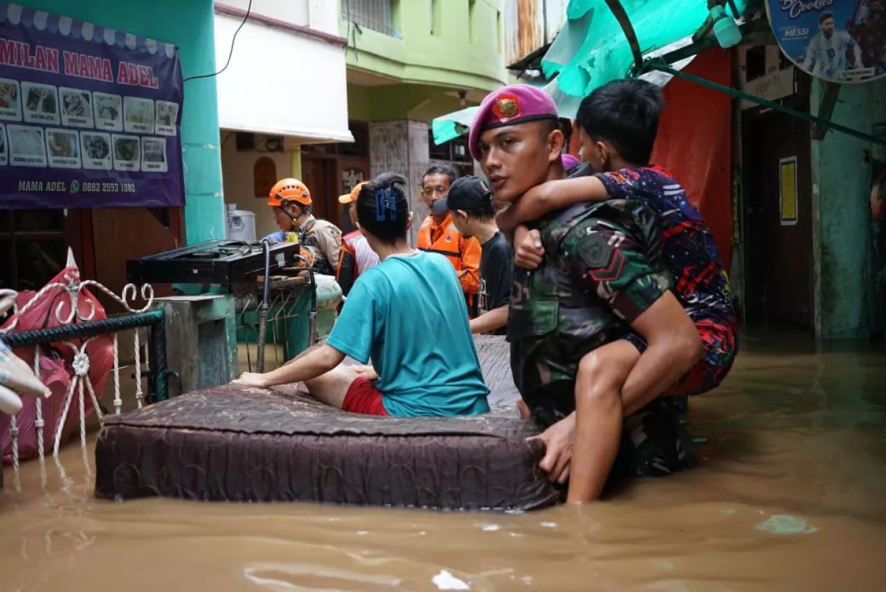 Marinir Bekasi Bantu Evakuasi Warga yang Terjebak Banjir