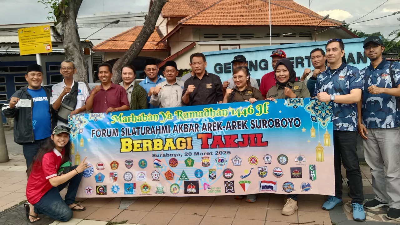 1000 Takjil Dibagikan Forum Silaturahmi Akbar Arek-arek Surabaya di Depan Pusura