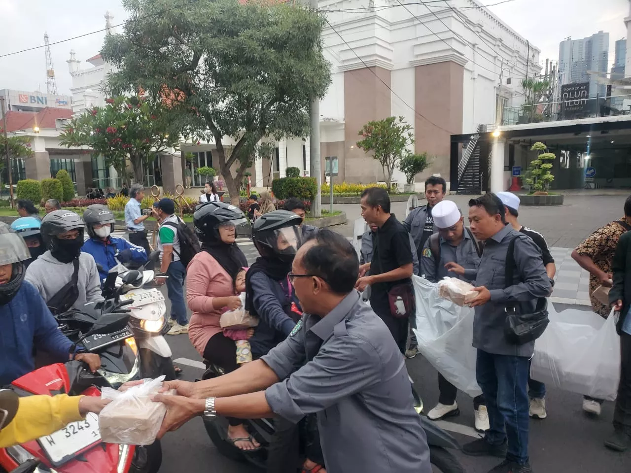 JUDES Gelar Bagi Takjil dan Buka Puasa Bersama PWI Jatim, AWS dan SMSI Surabaya.