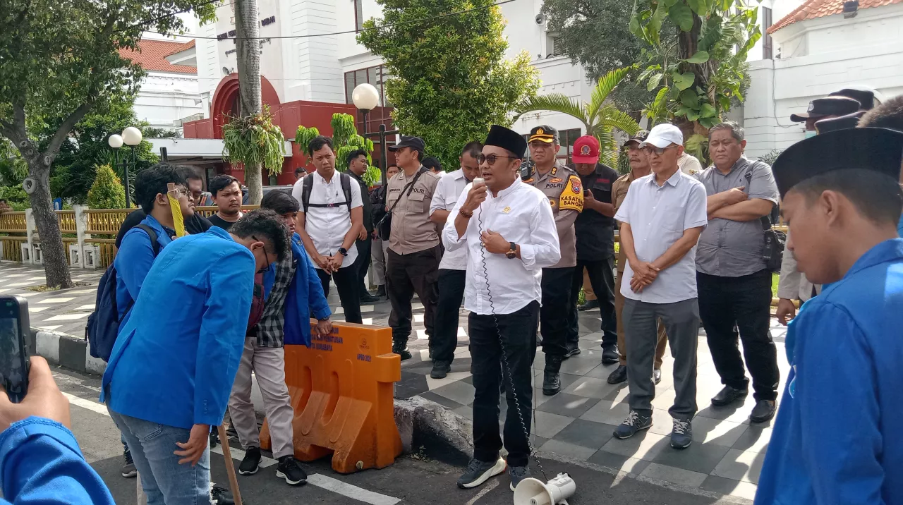 PMII Perjuangan Unitomo Gelar Aksi di Depan DPRD Surabaya, Ketua Komisi B Turun ke Jalan