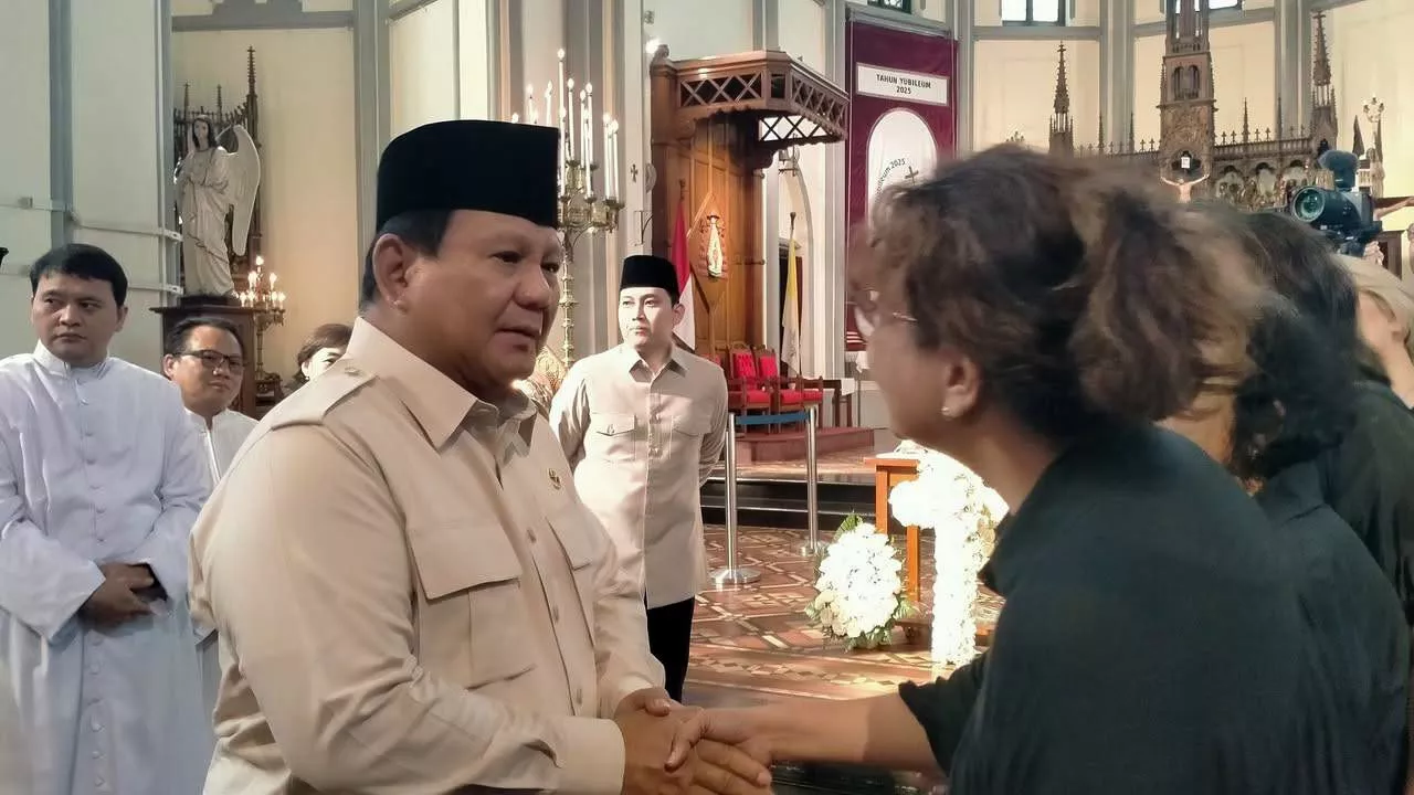 Presiden Prabowo Melayat Uskup Emeritus Petrus Turang di Katedral Jakarta