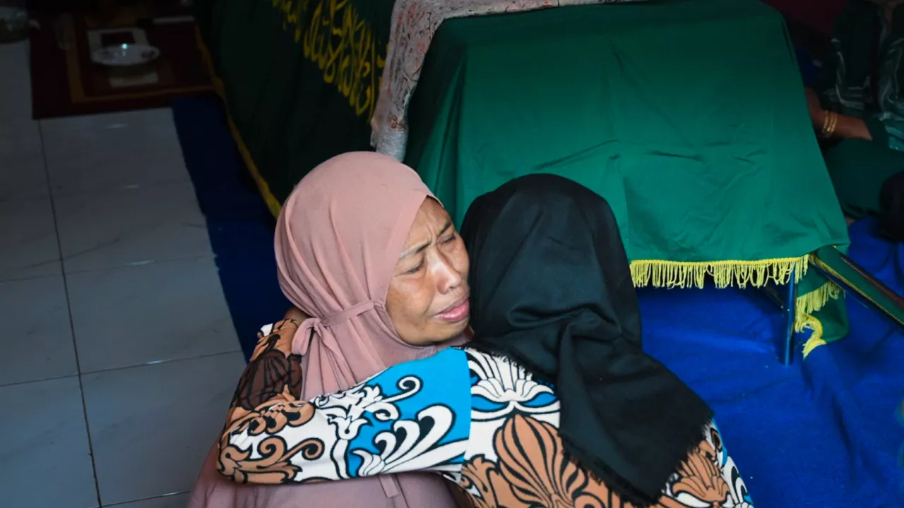 Rizal Pulang dalam Peti, Tangis Banyuwangi Sambut Kepulangan Anak Bangsa dari Kamboja