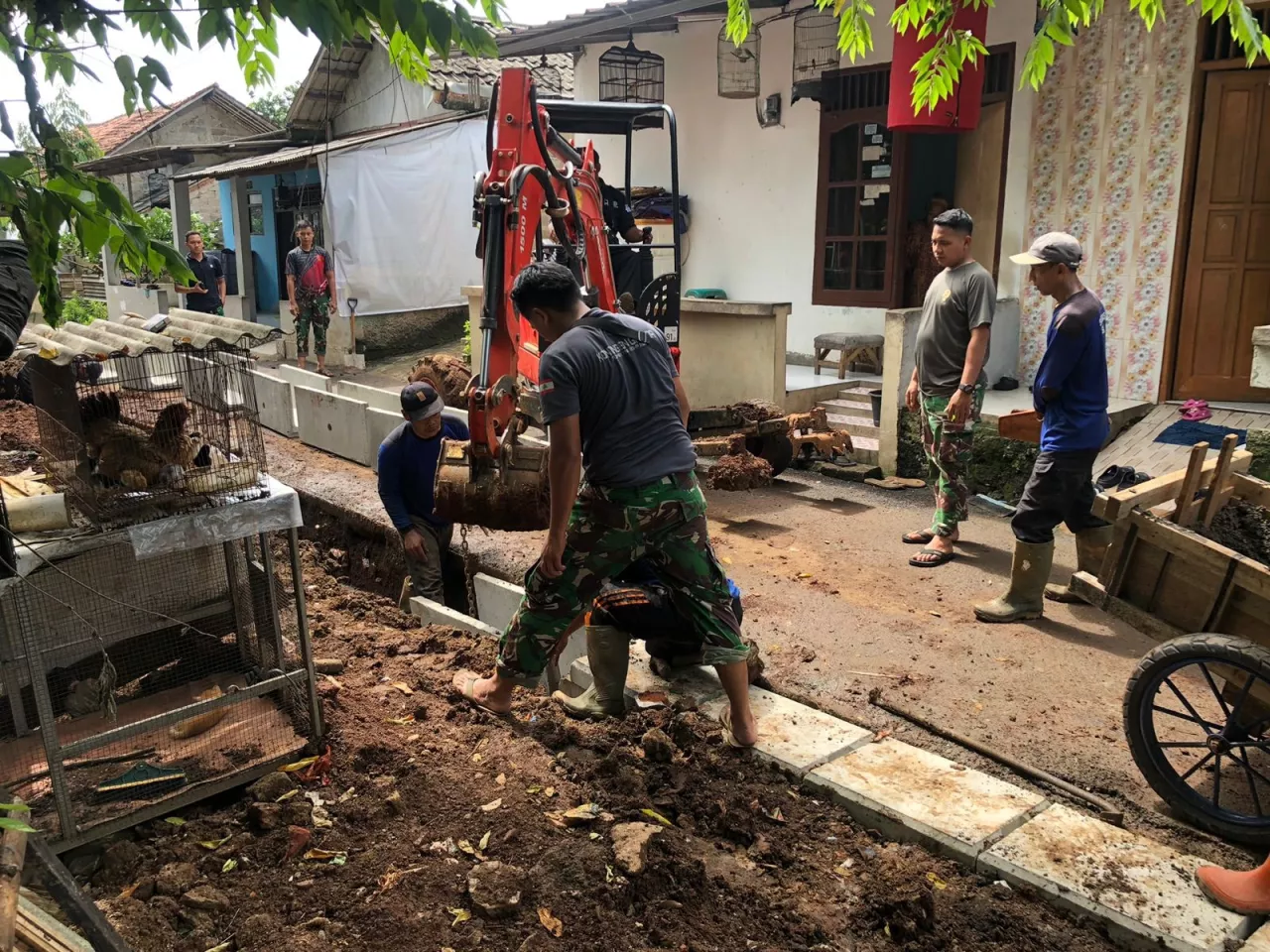 Hari ke-14 TMMD Depok: Satgas TNI Genjot Drainase dan Perbaikan Rumah Warga