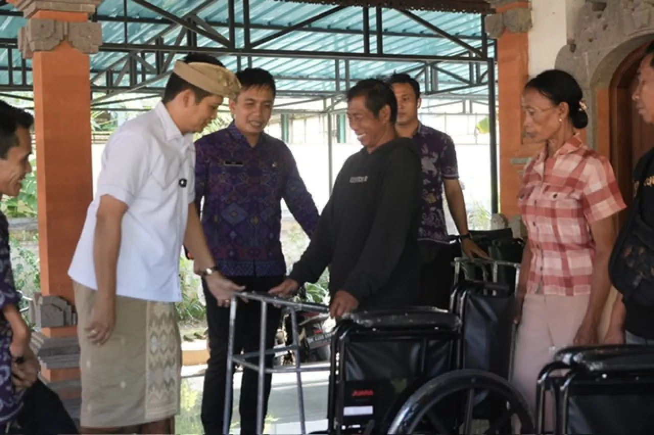 Kembang Ipat Serahkan 40 Alat Bantu Kepada Warga Penyandang Disabilitas