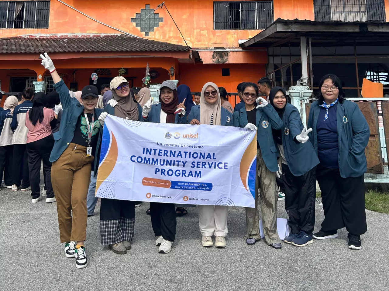 Tujuh Mahasiswa Unitomo Ikut Kegiatan Sosial GEM 2025 di Pusat Jagaan Warga Tua Selangor
