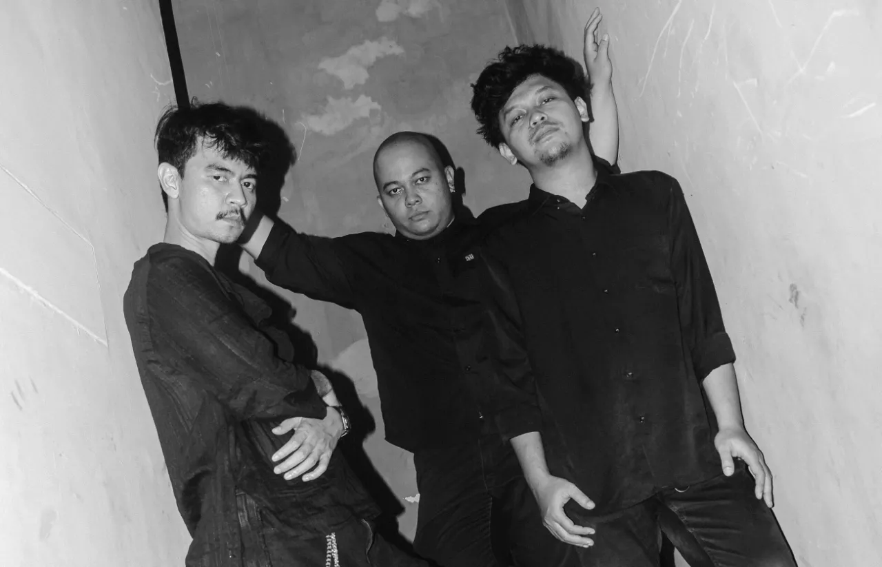 Pillhs Castle Rilis Single “Left Behind”, Angkat Keberanian untuk Memilih Cinta Sejati