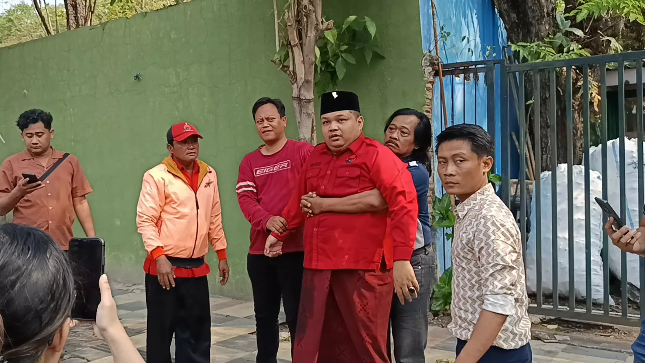 Aksi Nekat Achmad Hidayat Ancam Bakar Diri di Depan DPC PDI Perjuangan Surabaya