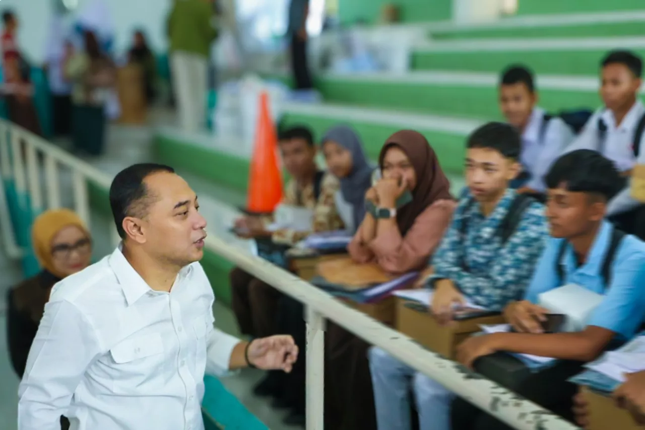 Pemkot Surabaya Bagikan Perlengkapan Sekolah Gratis untuk 6.144 Penerima Beasiswa Pemuda Tangguh