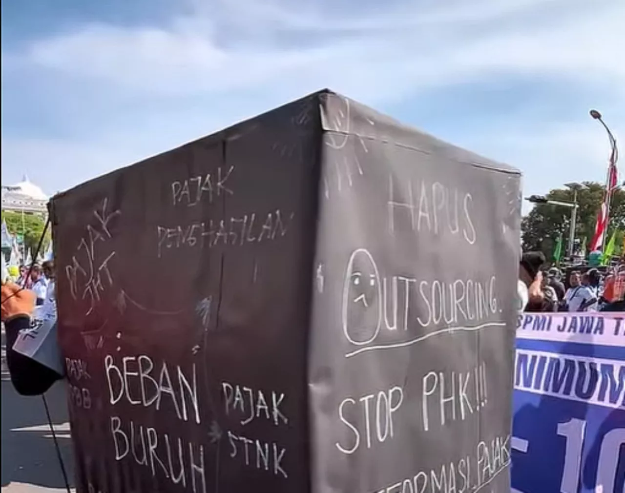 Aksi Buruh Jatim di Surabaya Tuntut Hapus Outsourcing hingga Revisi UU Pemilu
