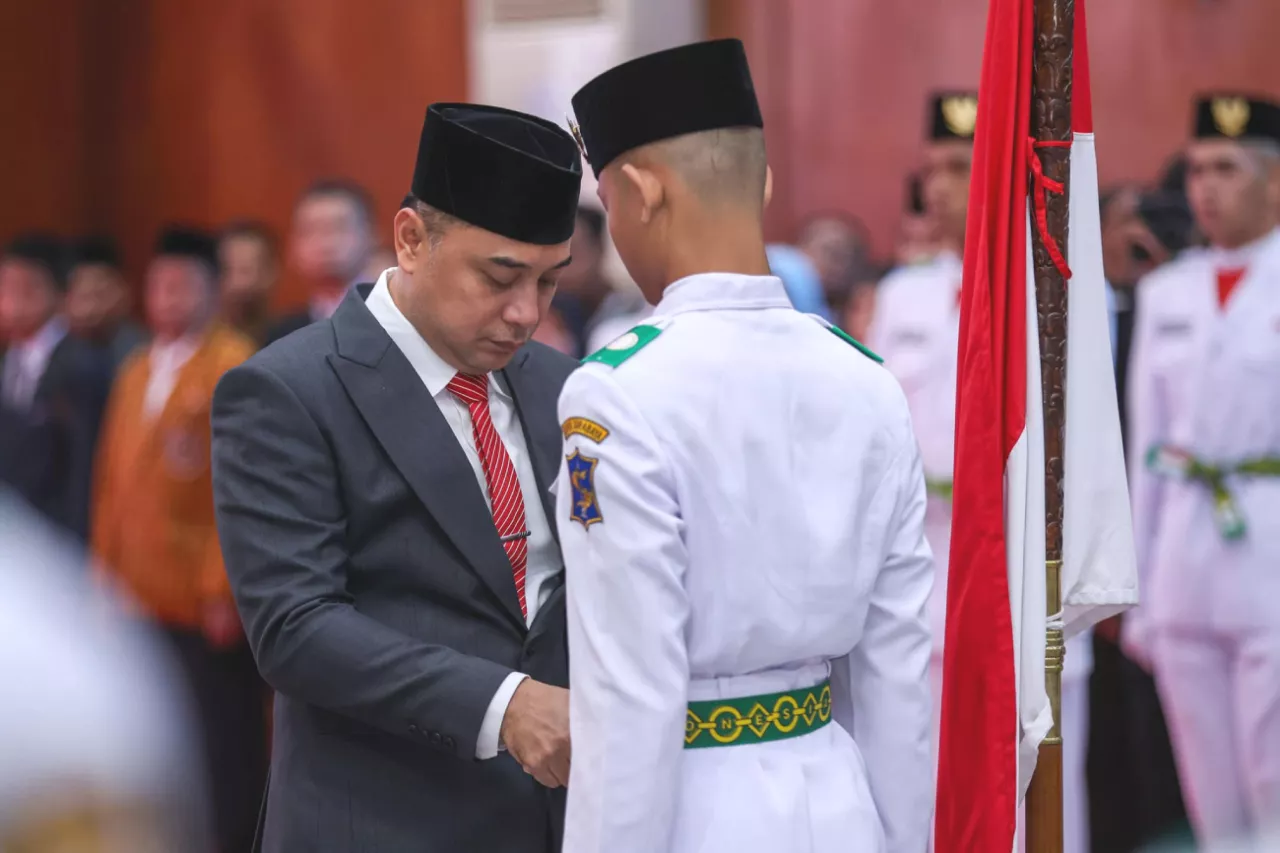 Wali Kota Surabaya Kukuhkan 97 Anggota Paskibraka HUT RI ke 80