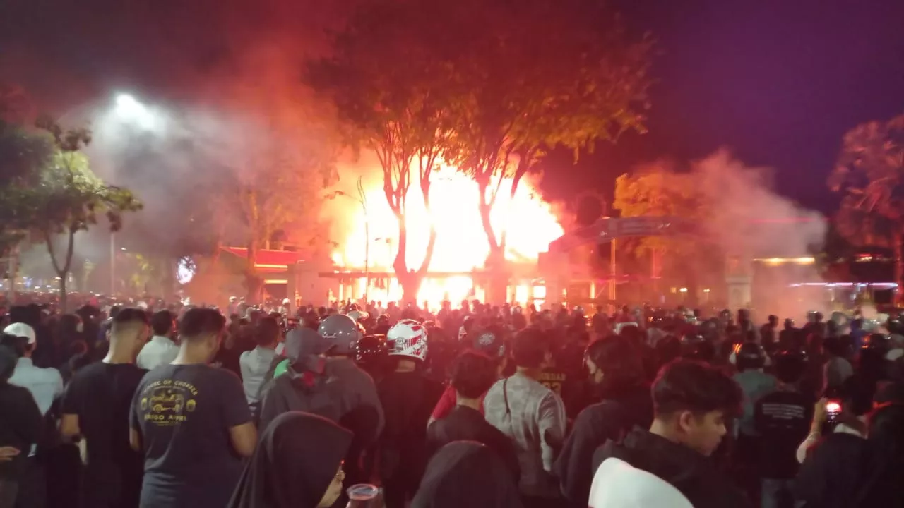 Surabaya Membara, Gedung Grahadi Dibakar Massa Demonstrasi