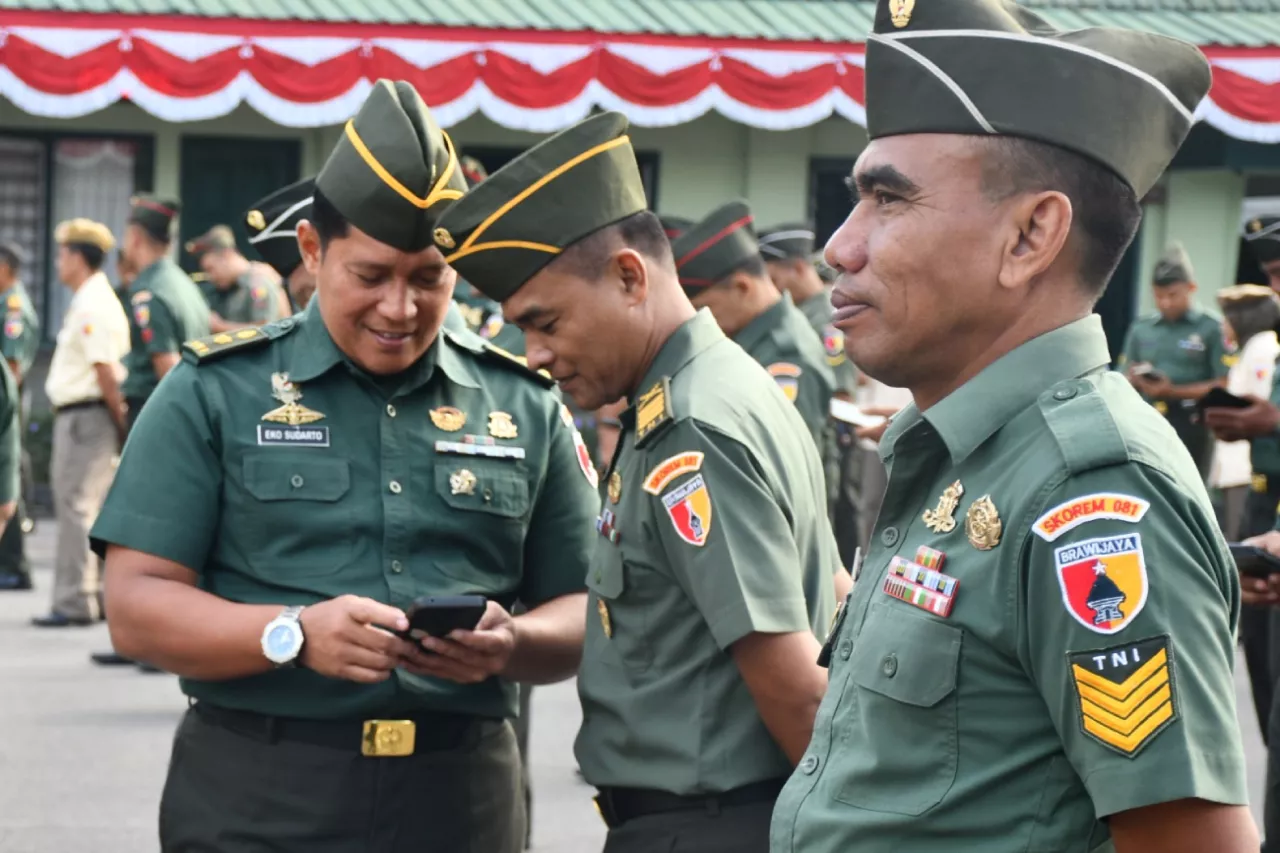 Cegah Judol dan Pinjol, Ratusan Ponsel Prajurit Korem 081 DSJ Diperiksa