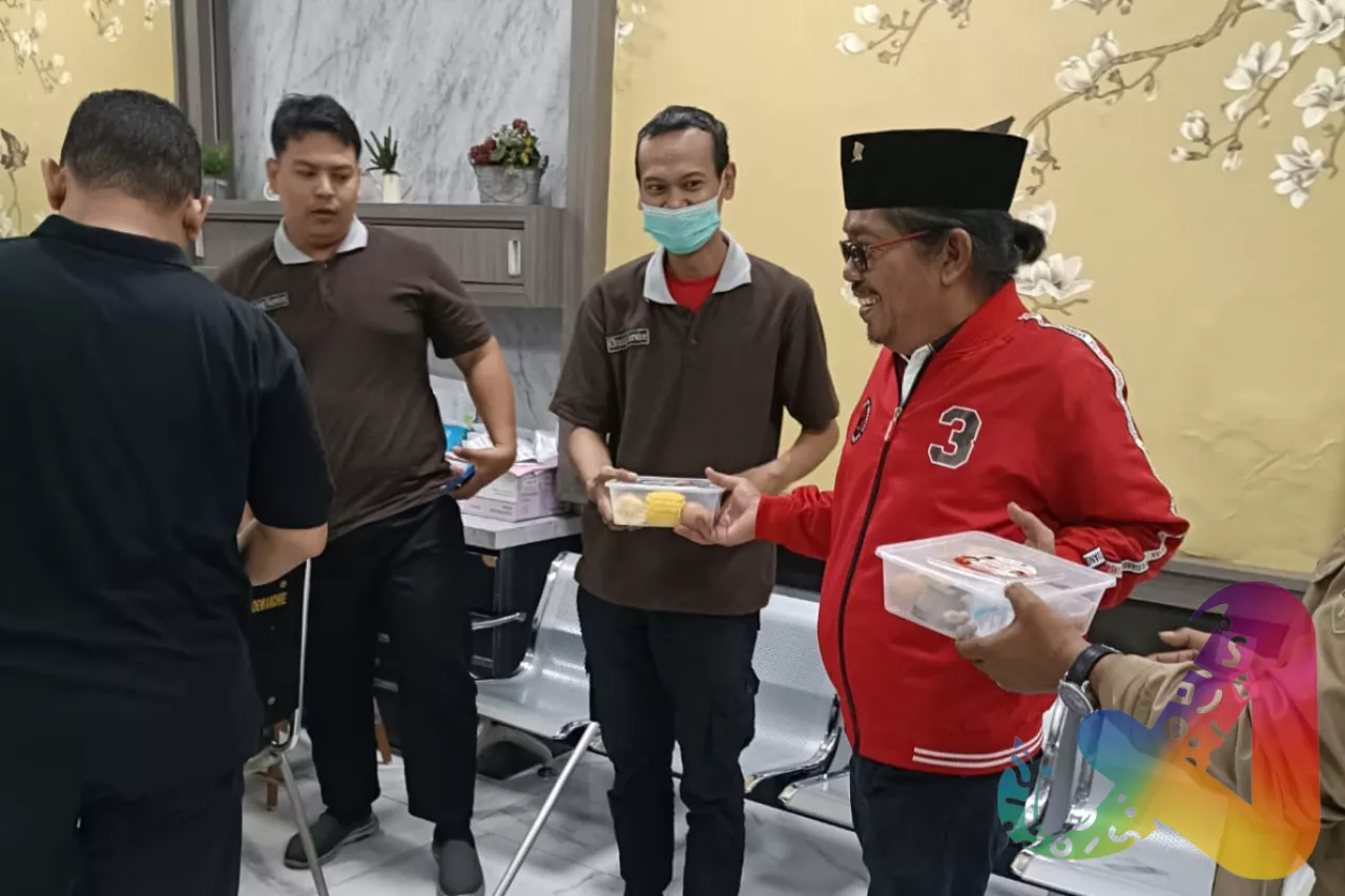 Jumat Berkah, Budi Leksono Bagikan 500 Paket Makanan di Sekitar Rs.Dr Soewandhi Surabaya