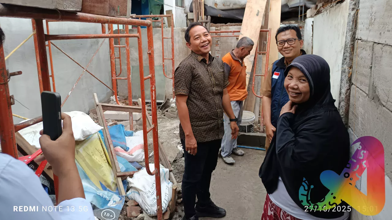 Abdul Malik : Pemkot Surabaya Terus Wujudkan Senyum Bahagia Warga Lewat Program Dandan Omah