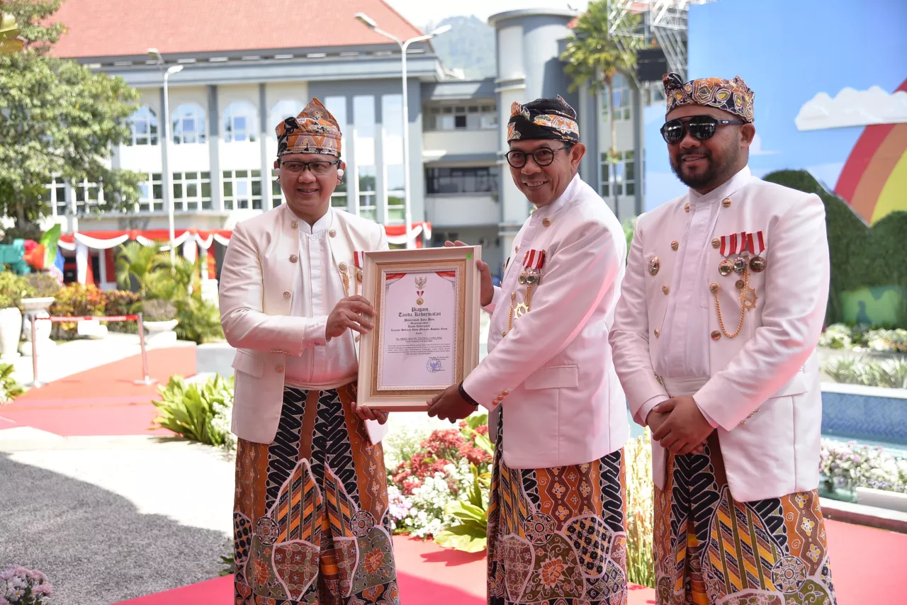 Aries Agung Paewai Raih Lencana Emas “Hakaryo Guno Mamayu Bawono” dari Wali Kota Batu