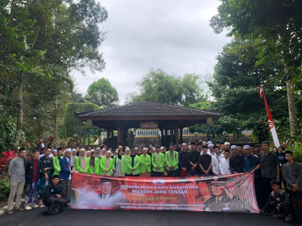 Aliansi Mahasiswa Nusantara Ziarahi Makam Soeharto, Sampaikan Terima Kasih Mendalam pada Pemerintah