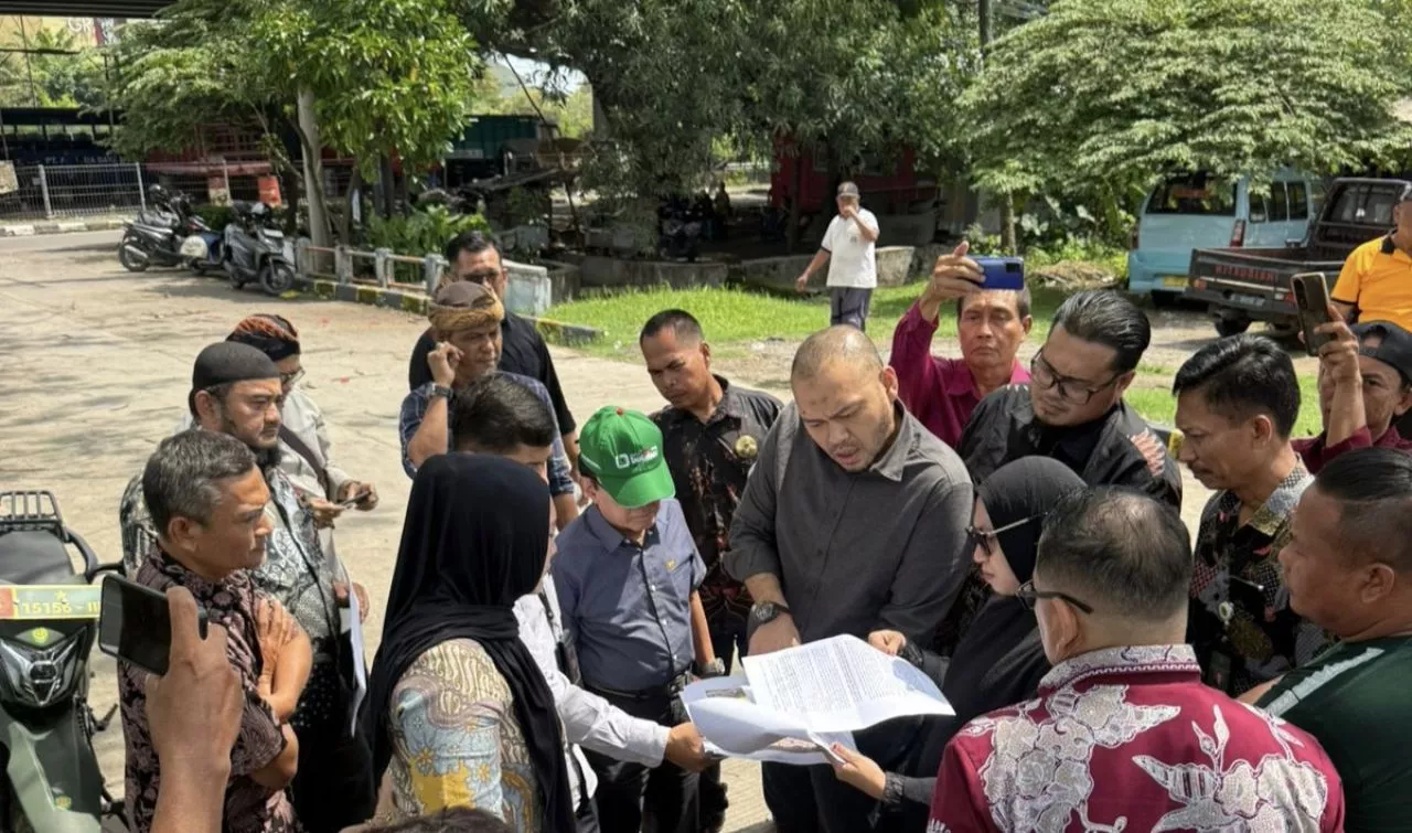 Kuasa Hukum Ahli Waris Tinjau Lokasi Tanah Sengketa di Kelurahan Larangan Cirebon