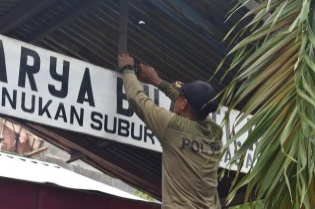 Satpol PP Kota Surabaya saat menertibkan bangunan di Manukan. (Kominfo Kota Surabaya)