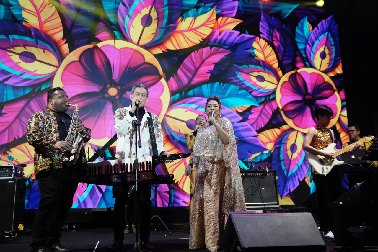 Carnival Fantasia dimeriahkan oleh penampilan tiga bintang tamu ternama Fariz RM, Rieka Roslan, dan Nicky Manuputty.