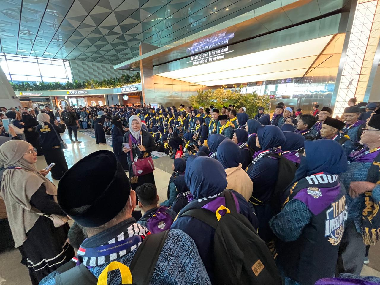 PT Tanur Mutmainnah Tour memberangkatkan sebanyak 200 jamaah untuk melaksanakan ibadah umroh pada Minggu,(5/1/2025).