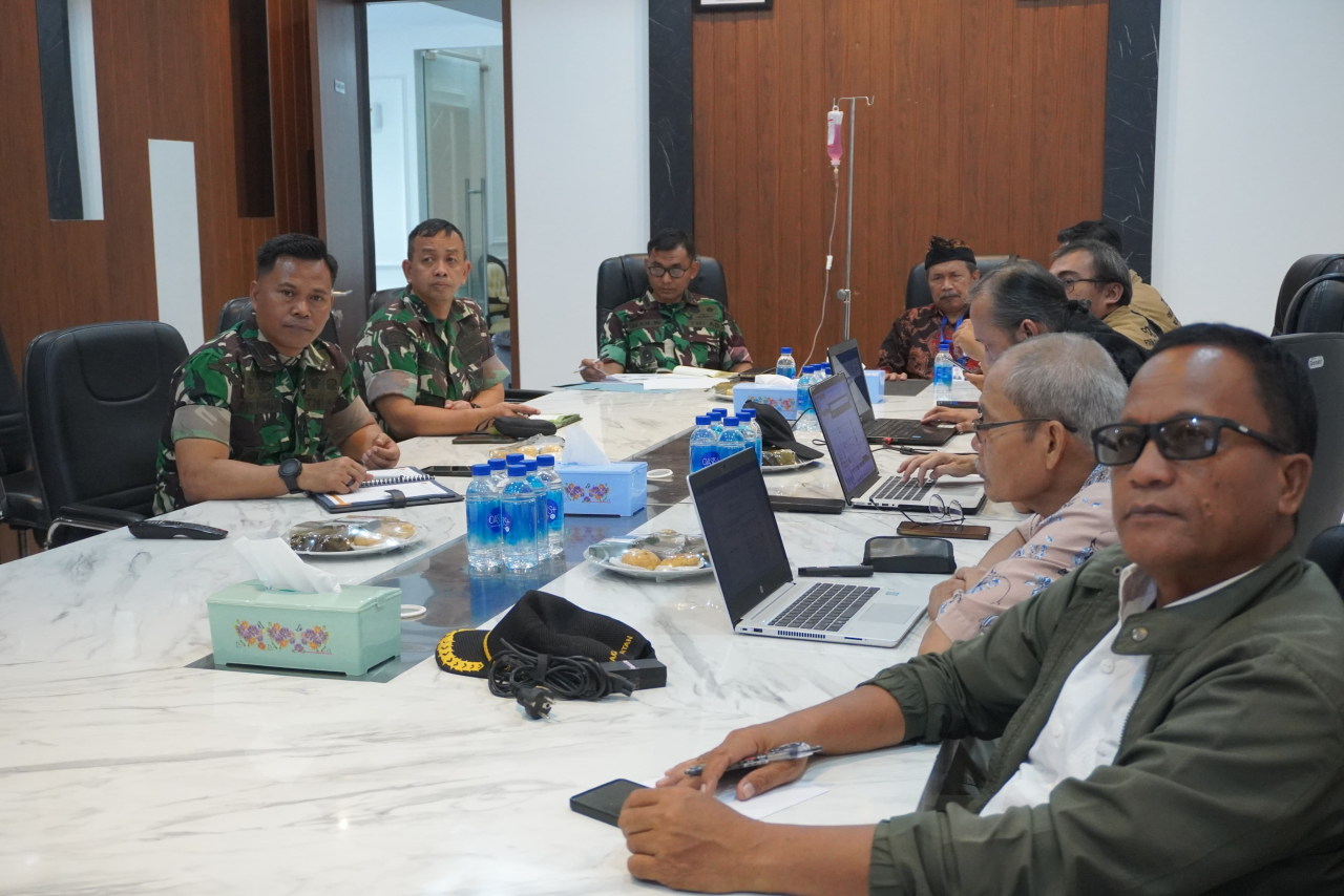 Forum Kolaborasi Komunikasi Peduli Sampah Indonesia (FOKKALIS) menggelar audiensi dengan Dandim 0508/Depok Kolonel Inf Iman Widhiarto, S.T., M.M., di Ruang Rapat Kantor BPN Depok pada Kamis (09/01/2025).