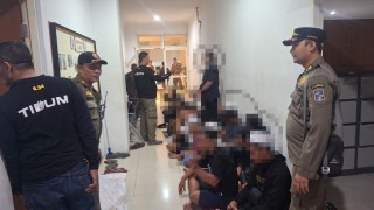 Satpol PP Kota Surabaya amankan pemuda pesta miras. (Kominfo Surabaya)
